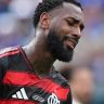 Gerson se lamenta durante jogo entre Flamengo e Chelsea no Mundial