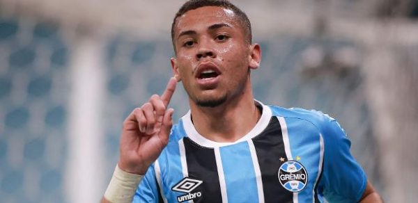 Alysson, atacante de 19 anos, foi a estrela da partida com um gol e uma assistência