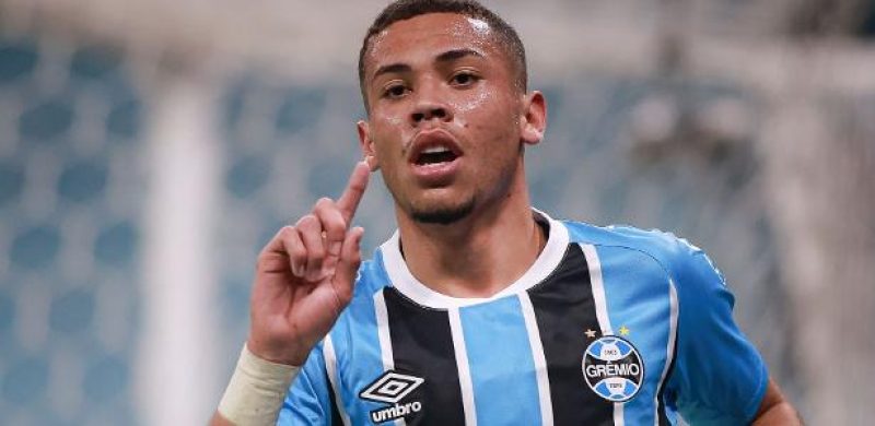 Alysson, atacante de 19 anos, foi a estrela da partida com um gol e uma assistência