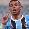 Alysson, atacante de 19 anos, foi a estrela da partida com um gol e uma assistência