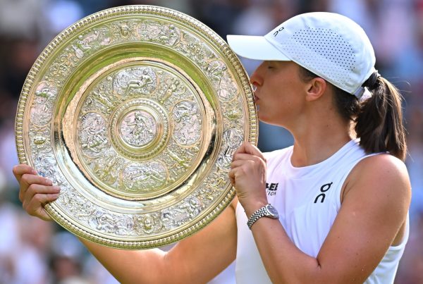 Iga marca duplo 6/0 na final de Wimbledon e conquista o 6º Grand Slam