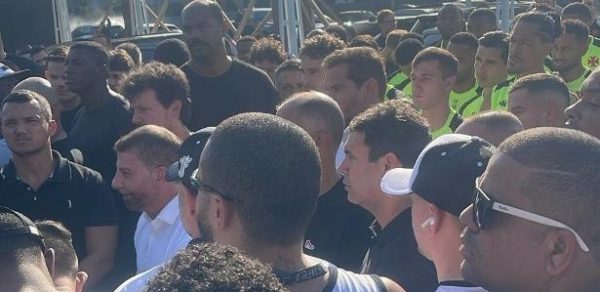 'Inaceitável': Comentaristas analisam cobrança de torcida do Vasco no CT