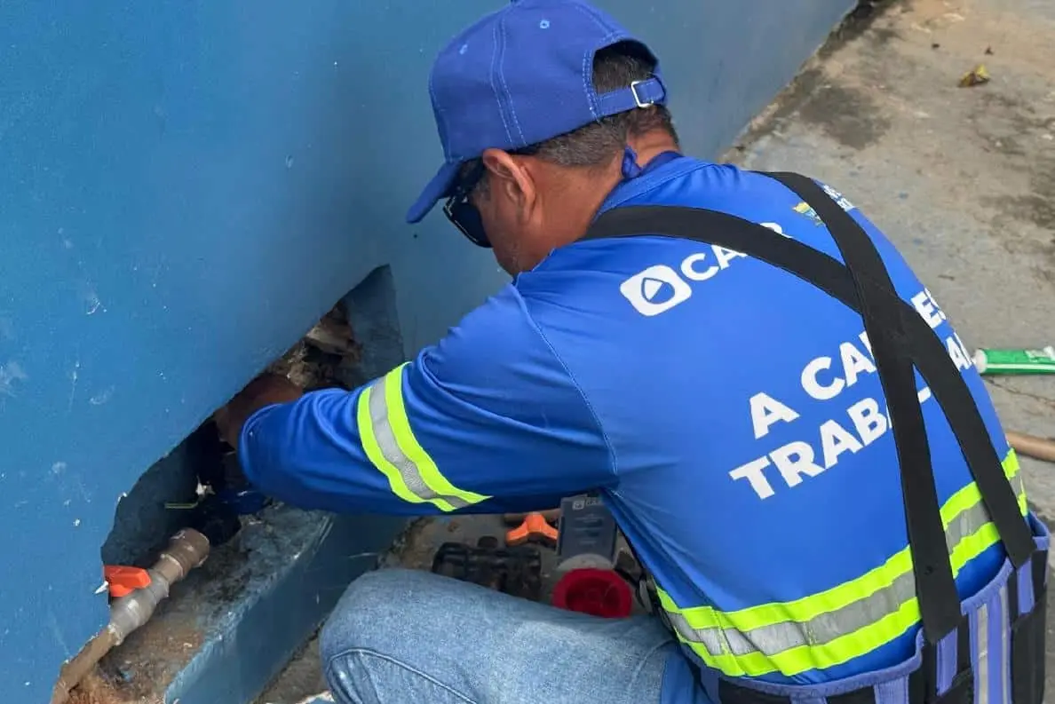 Caer compra 65 mil hidrômetros para enfrentar desperdício de água na cidade e no interior. 1 Instalacao de Hidrometros para reduzir perdas de agua tratada 2 1