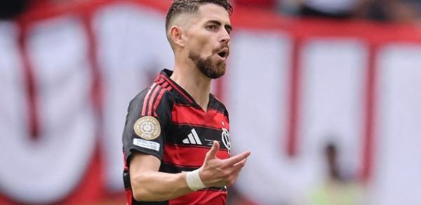 Jorginho comemora gol marcado pelo Flamengo contra o Bayern de Munique no Mundial