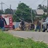 Jovem perde controle de carro e capota após bater em poste