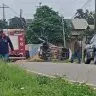 Jovem perde controle de carro e capota após bater em poste
