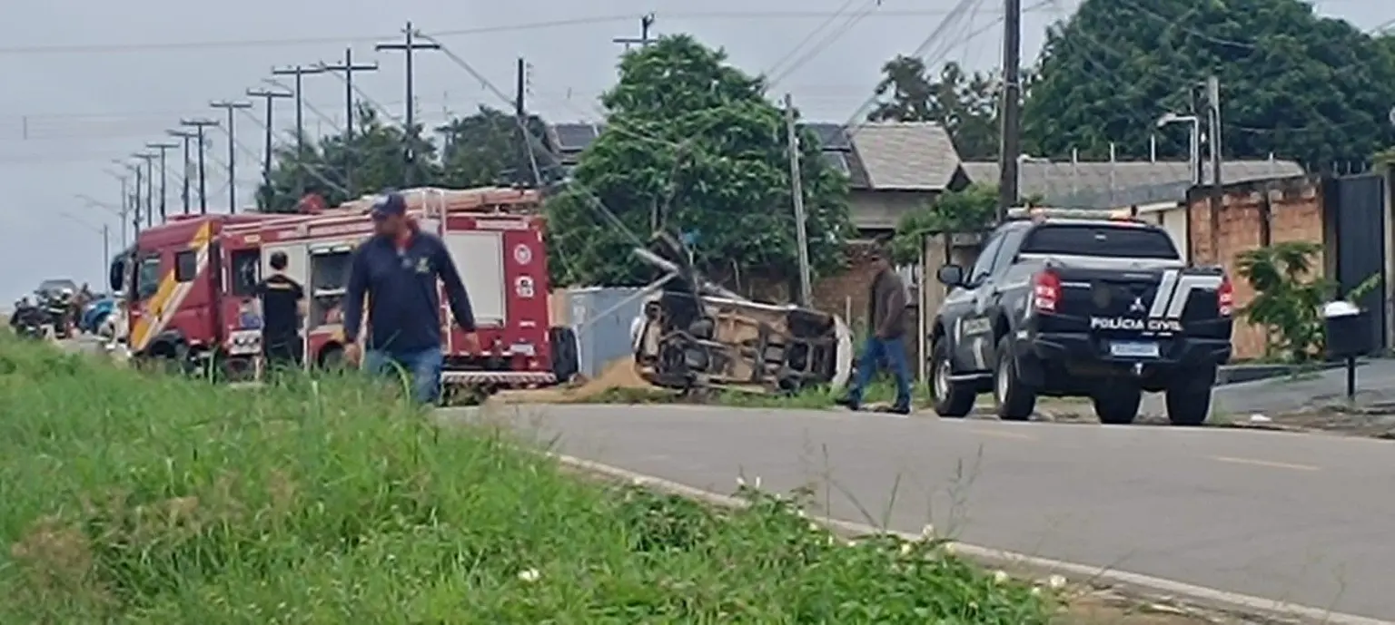 Jovem perde o domínio do veículo e tomba após colidir com um poste. 1 Jovem perde controle de carro e capota após bater em poste