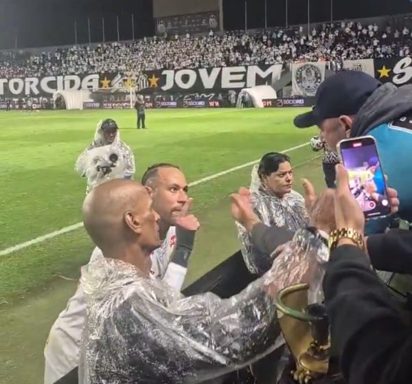 Leitura labial mostra o que Neymar disse em discussão com torcedor do Santos: 'Tu não é machão?'