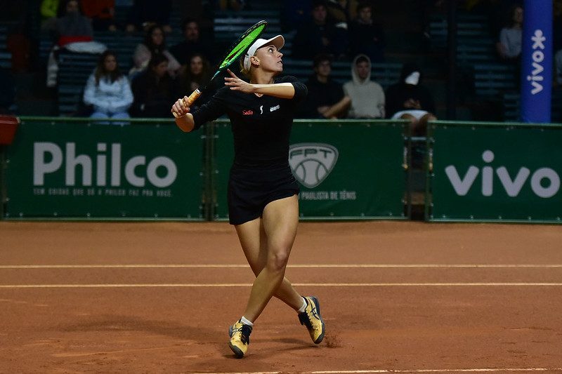 Luiza Fullana brilha nas quartas de final no Pinheiros, enquanto as atletas argentinas se destacam. 1 Luiza Fullana para nas quartas no Pinheiros, argentinas se destacam
