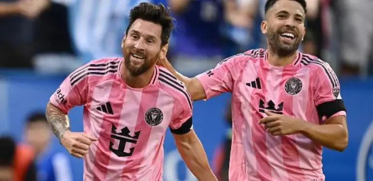 Lionel Messi comemora com Jordi Alba após marcar gol pelo Inter Miami na MLS