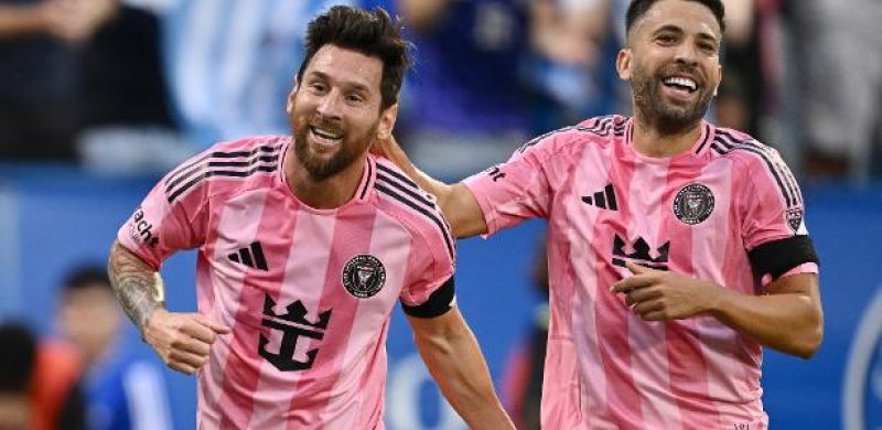 Lionel Messi comemora com Jordi Alba após marcar gol pelo Inter Miami na MLS