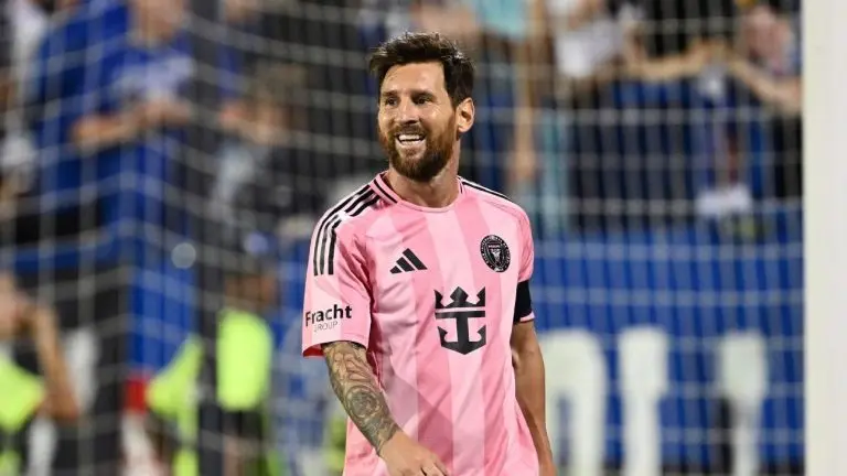 Messi volta à MLS após Mundial com 'assistência contra' e golaços