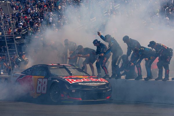 NASCAR Cup: Gisbergen 'doutrina' mais uma vez e vence em Sonoma; prova foi transmitida pelo Motorsport na PicTV
