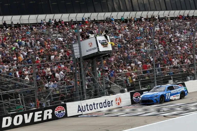 NASCAR: Hamlin supera Briscoe pela vitória em Dover após duas prorrogações