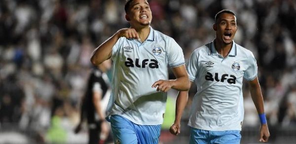 Gustavo Martins celebra gol do Grêmio sobre o Vasco