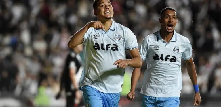 Gustavo Martins celebra gol do Grêmio sobre o Vasco