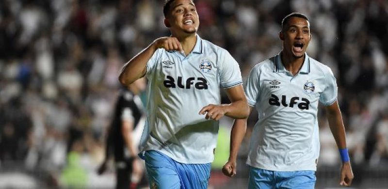 Gustavo Martins celebra gol do Grêmio sobre o Vasco