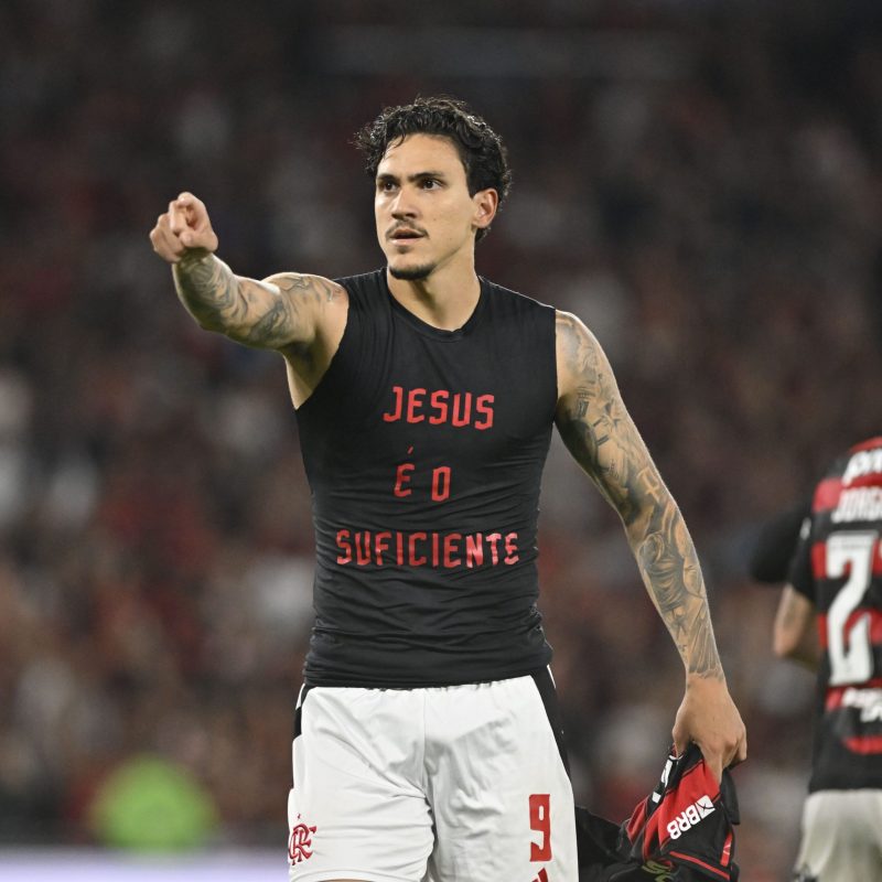 Pedro celebra gol e manda mensagem ao dirigente do Flamengo: "Espero que admita o equívoco" | flamengo 1 Pedro comemora gol e dá recado a dirigente do Flamengo: "Espero que reconheça o erro" | flamengo