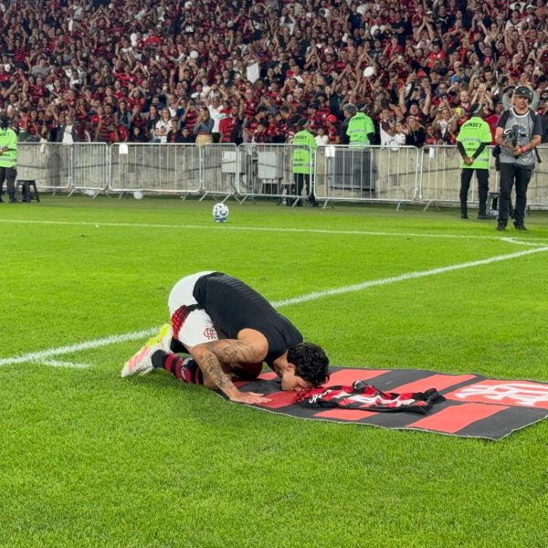 Previsão, abraço do Maracanã e frieza com Filipe Luís: Pedro volta ao Flamengo e dá recado | flamengo