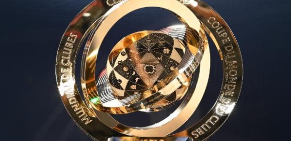 Troféu do Mundial de Clubes; oito times estão na disputa pelo título