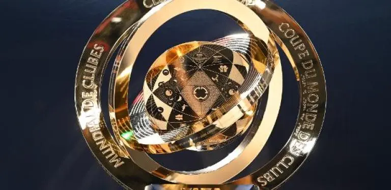 Troféu do Mundial de Clubes; oito times estão na disputa pelo título
