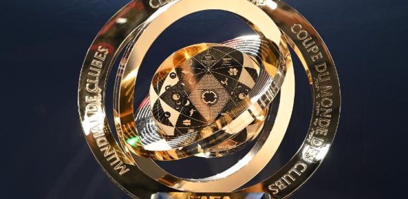 Troféu do Mundial de Clubes; oito times estão na disputa pelo título