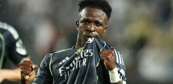 Vini Jr comemora gol do Real Madrid sobre o Salzburg em confronto do Mundial