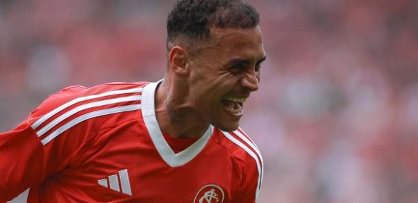 Alan Patrick comemora gol marcado pelo Internacional contra o Ceará no Brasileirão