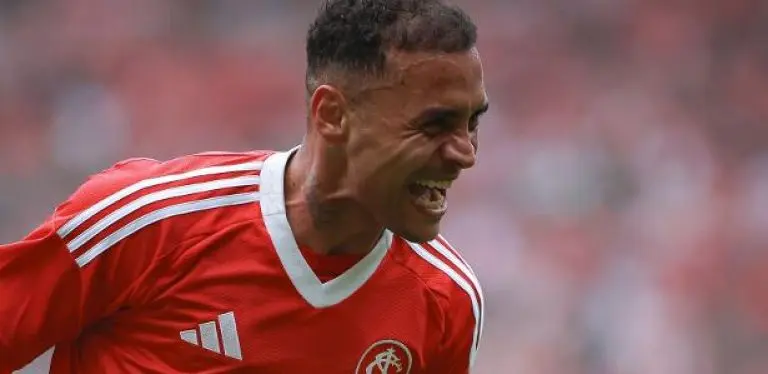 Alan Patrick comemora gol marcado pelo Internacional contra o Ceará no Brasileirão
