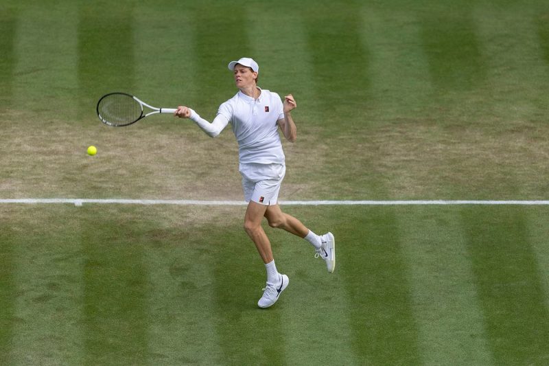 Sinner domina um Djokovic combalido, vence e disputa final inédita