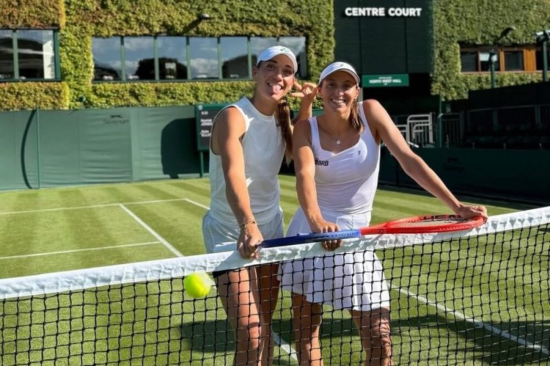 Stefani e Babos passam sem sustos pela estreia em Wimbledon