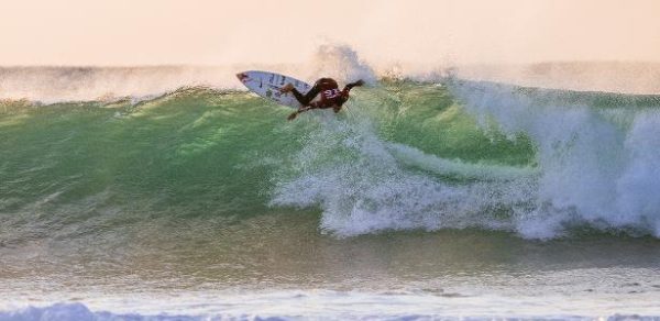 italo ferreira avança às oitavas em j-bay