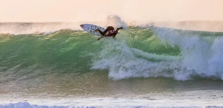 Italo Ferreira avança às oitavas em J-Bay