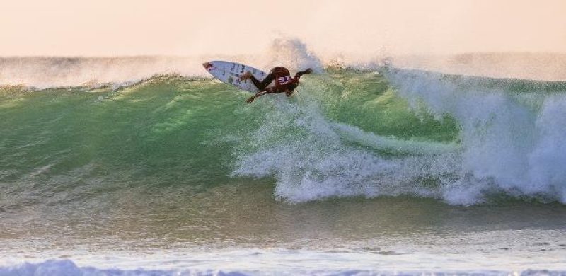Italo Ferreira avança às oitavas em J-Bay