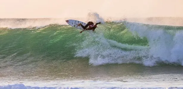 Italo Ferreira avança às oitavas em J-Bay