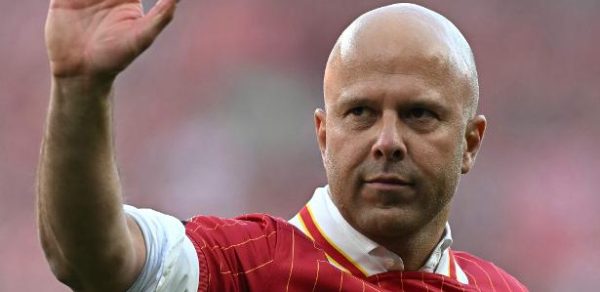 Arne Slot, técnico do Liverpool, em jogo contra o Tottenham pelo Campeonato Inglês
