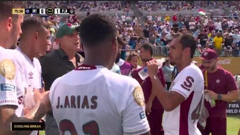 Thiago Silva propõe alteração tática no Fluminense durante a partida, e Renato concorda; assista ao vídeo | Fluminense 1 Thiago Silva sugere mudança tática no Fluminense durante o jogo, e Renato aceita; veja o vídeo | fluminense