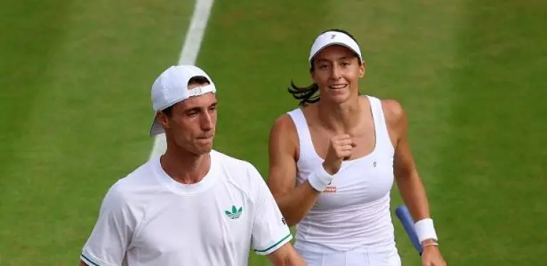 Luisa Stefani e Joe Salisbury comemoram durante jogo das duplas mistas em Wimbledon