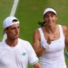 Luisa Stefani e Joe Salisbury comemoram durante jogo das duplas mistas em Wimbledon
