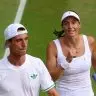 Luisa Stefani e Joe Salisbury comemoram durante jogo das duplas mistas em Wimbledon
