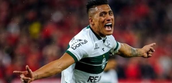 Sebastián Gómez celebra gol do Coritiba sobre o Athletico-PR