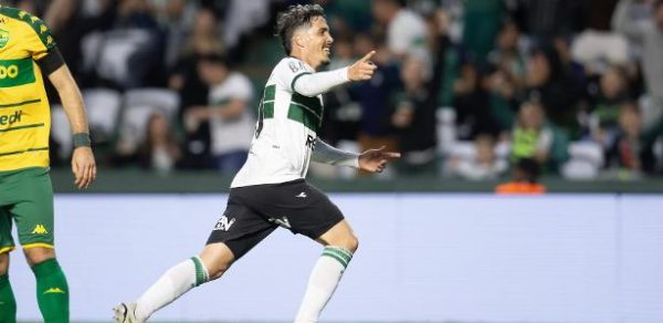 josué, do coritiba, comemora gol marcado contra o cuiabá