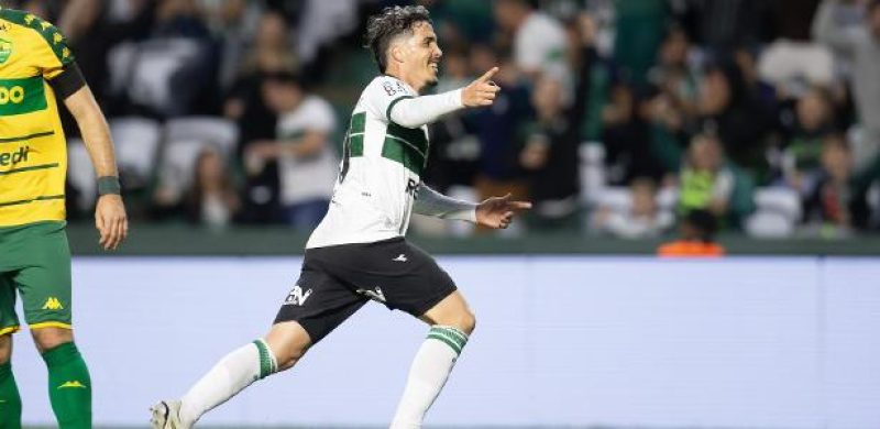 Josué, do Coritiba, comemora gol marcado contra o Cuiabá