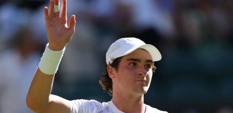 João Fonseca comemora vitória sobre Fearnley em Wimbledon