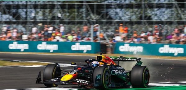 Max Verstappen durante treino em Silverstone