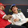 VÍDEO F1 - Hamilton brinca com Antonelli sobre renovação de contrato: "Sei trabalhar com Wolff"