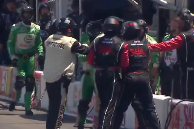 VÍDEO NASCAR: Mecânicos brigam após confusão em pit stops de Sonoma