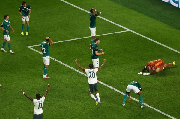 Eu me preparei para sair e desvio mudou trajetória, diz Weverton sobre gol - 05/07/2025 - Esporte