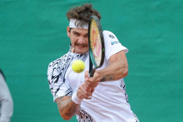 Wild vence jogo duro e faz quartas no saibro de Modena