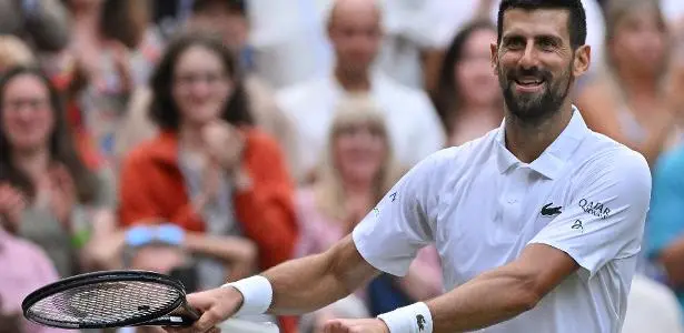 Wimbledon: No sexto dia, Djokovic encanta ao dançar com a filha, enquanto o Brasil brilha nas duplas. 1 Novak Djokovic celebra vitória em Wimbledon com a dança que faz com sua filha